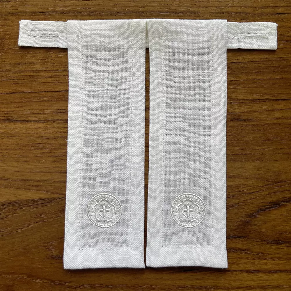 Beffchen zum Anknöpfen mit weißer Lutherrose