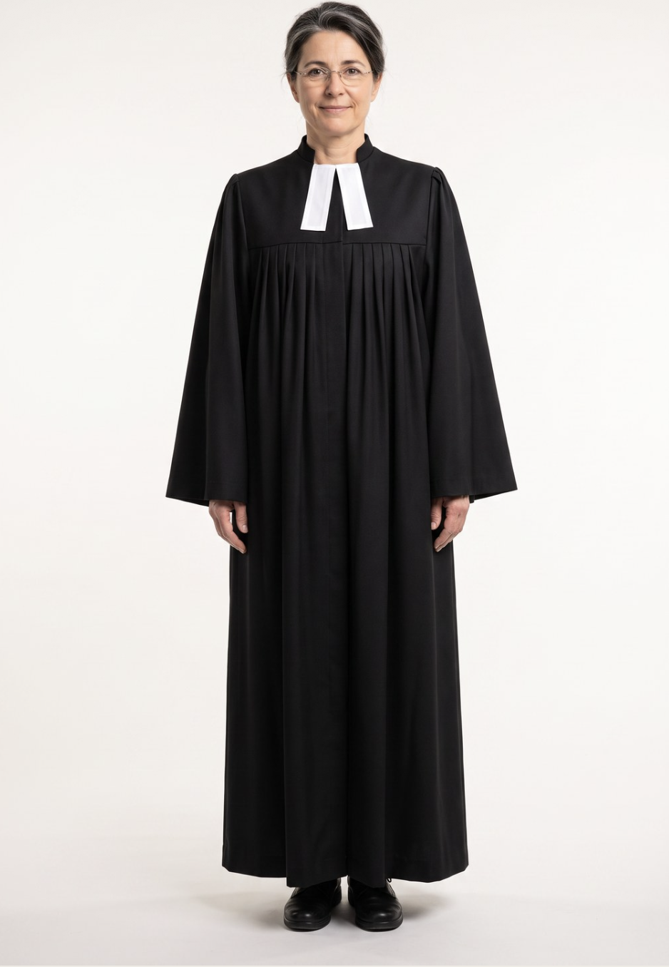 Eine Pastorin trägt einen Eggert Talar